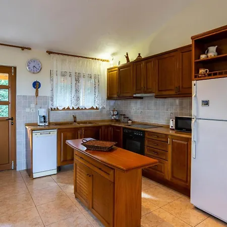 Marva - Comfortable 8-person Retreat Hébergement de vacances Neromilos